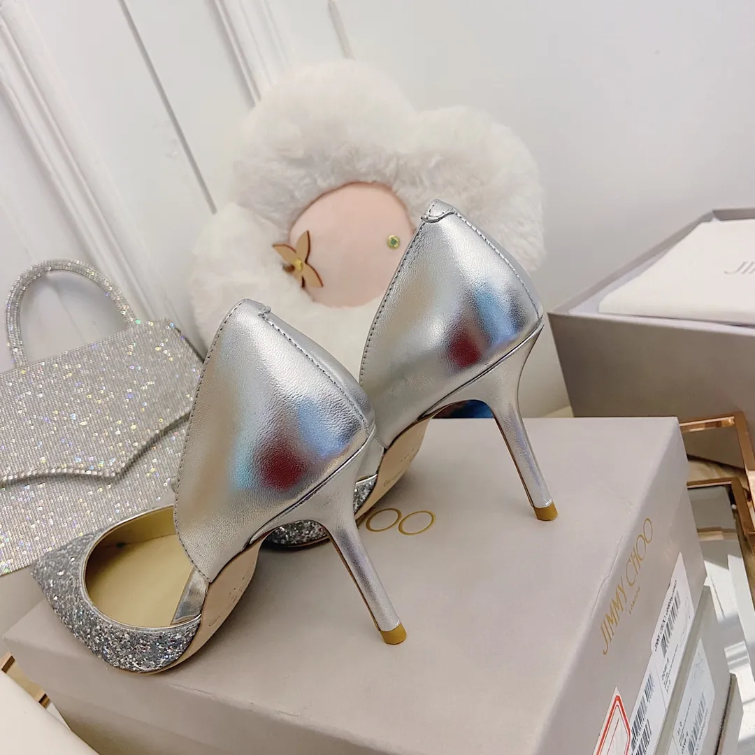 👟👟Ex-factory price 520👟👟 JIMMY CHOO A pair of high heels that can conquer all men👠Easy to wear and versatile, a must-have item for the annual meeting🥂Bilng Bilng is so beautiful that no one can take your breath away Material: Special Crete spliced cow patent leather ➰🍸Sheepskin lining Italian leather outsole Available in three colors: black, nude, silver Size: 34-42 With a height of 8cm, it is packaged simultaneously at the counter!